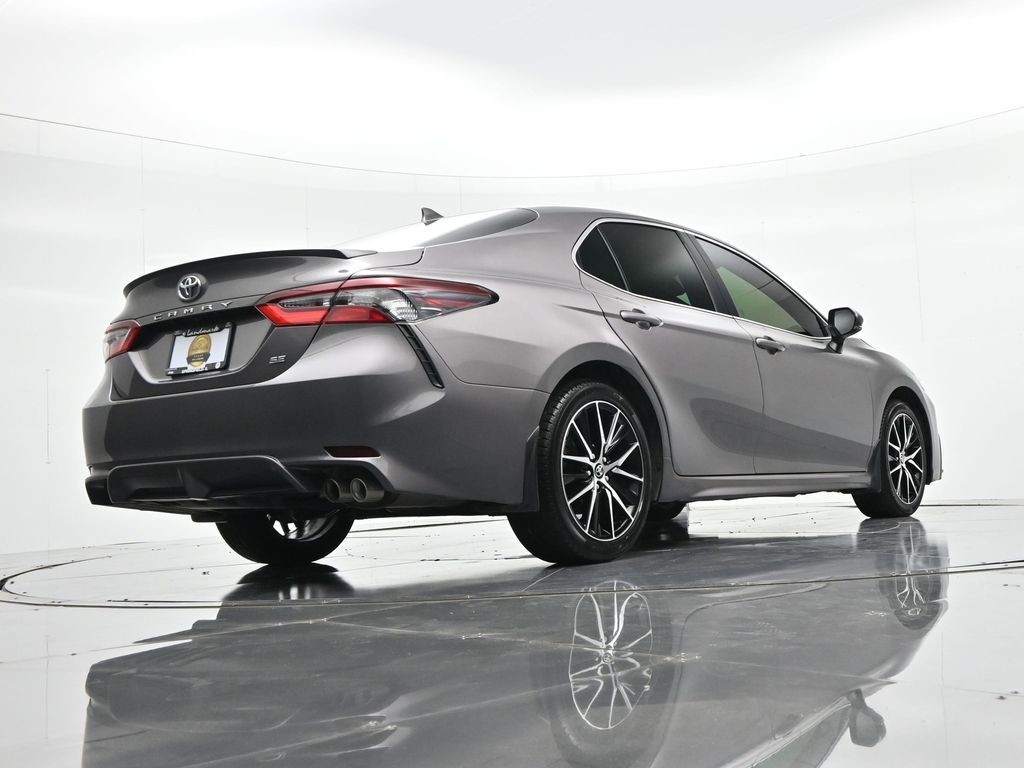 Toyota Camry Vehicle Full-screen Gallery Image 20