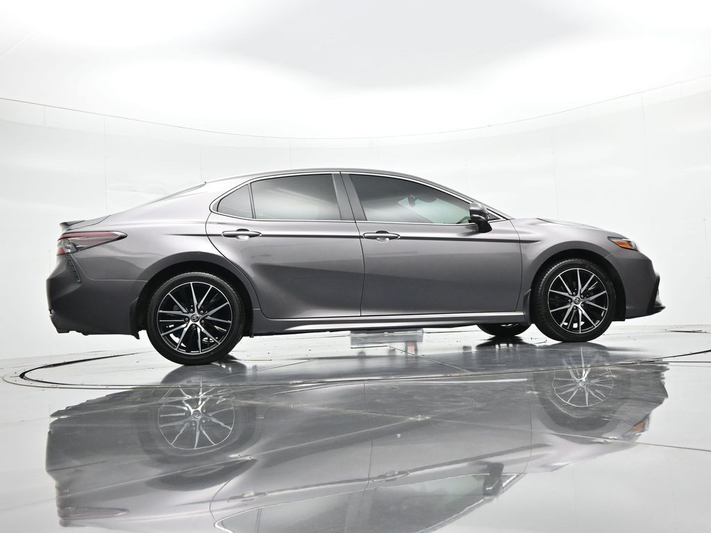Toyota Camry Vehicle Full-screen Gallery Image 21