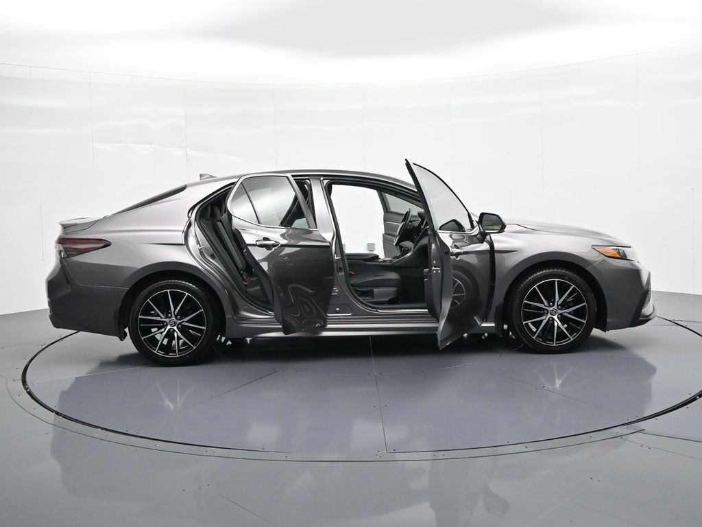 Toyota Camry Vehicle Full-screen Gallery Image 22
