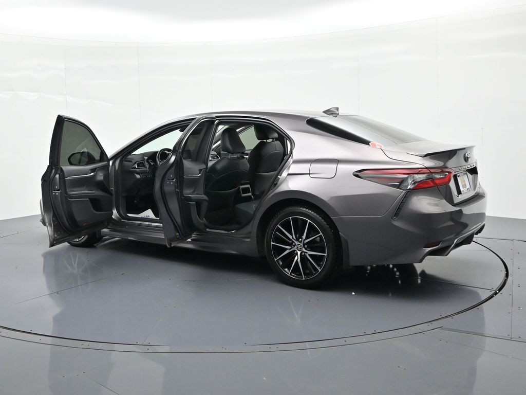 Toyota Camry Vehicle Full-screen Gallery Image 23
