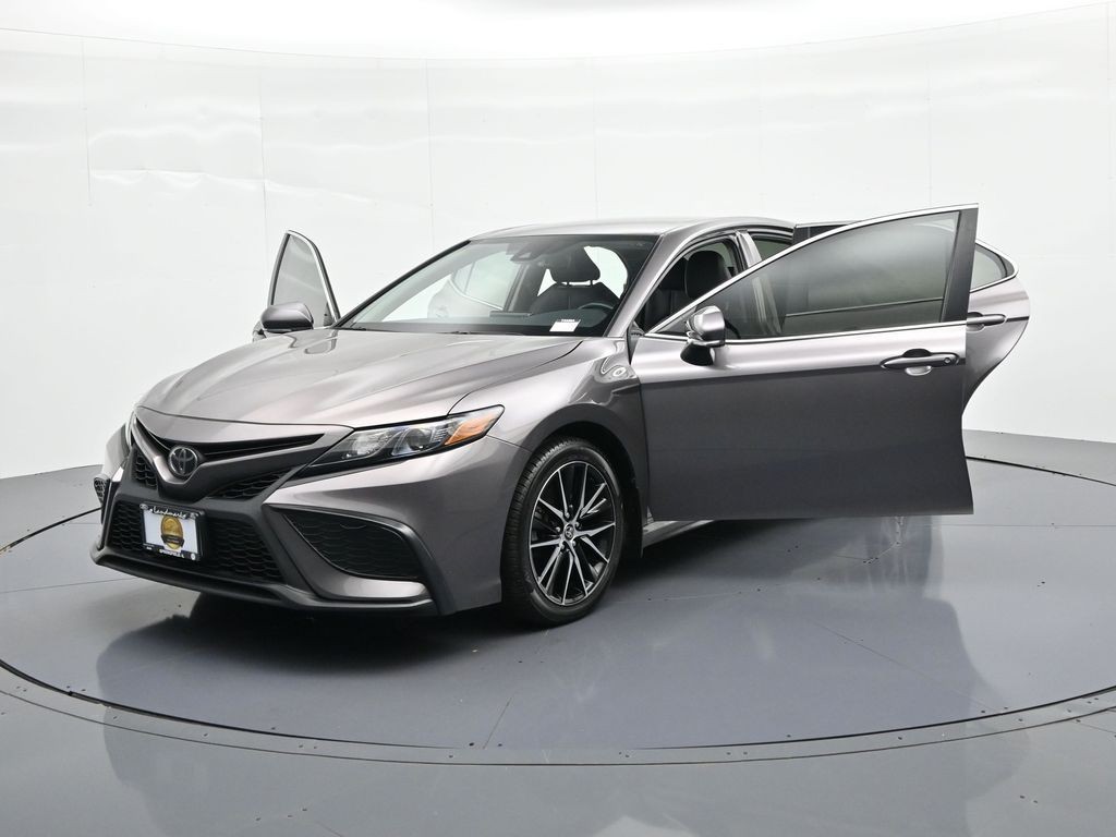 Toyota Camry Vehicle Full-screen Gallery Image 24