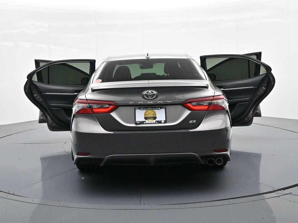 Toyota Camry Vehicle Full-screen Gallery Image 25