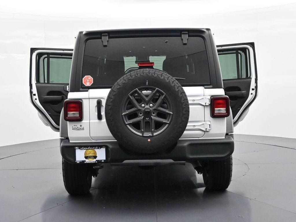 Jeep Wrangler Vehicle Full-screen Gallery Image 24