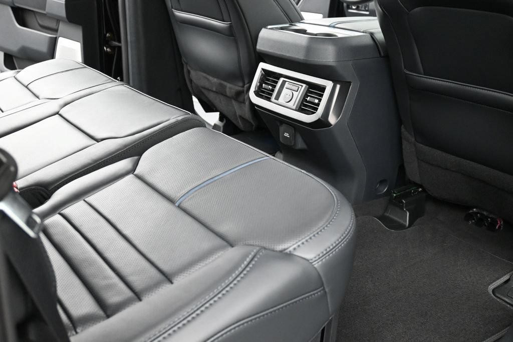Ford F-250SD Vehicle Full-screen Gallery Image 11
