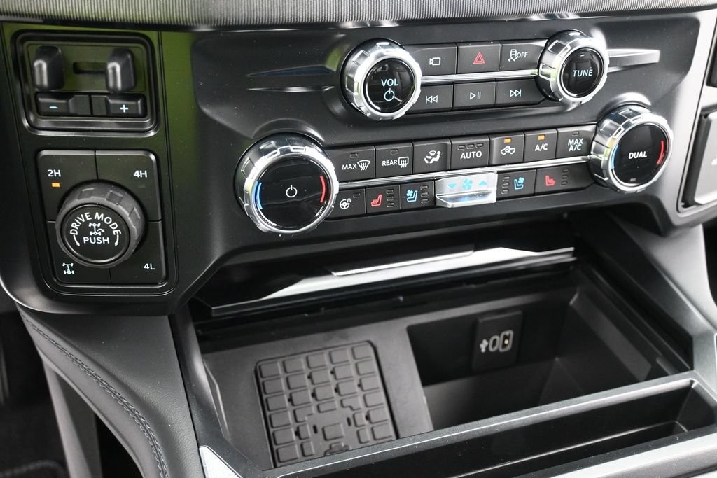 Ford F-250SD Vehicle Full-screen Gallery Image 13