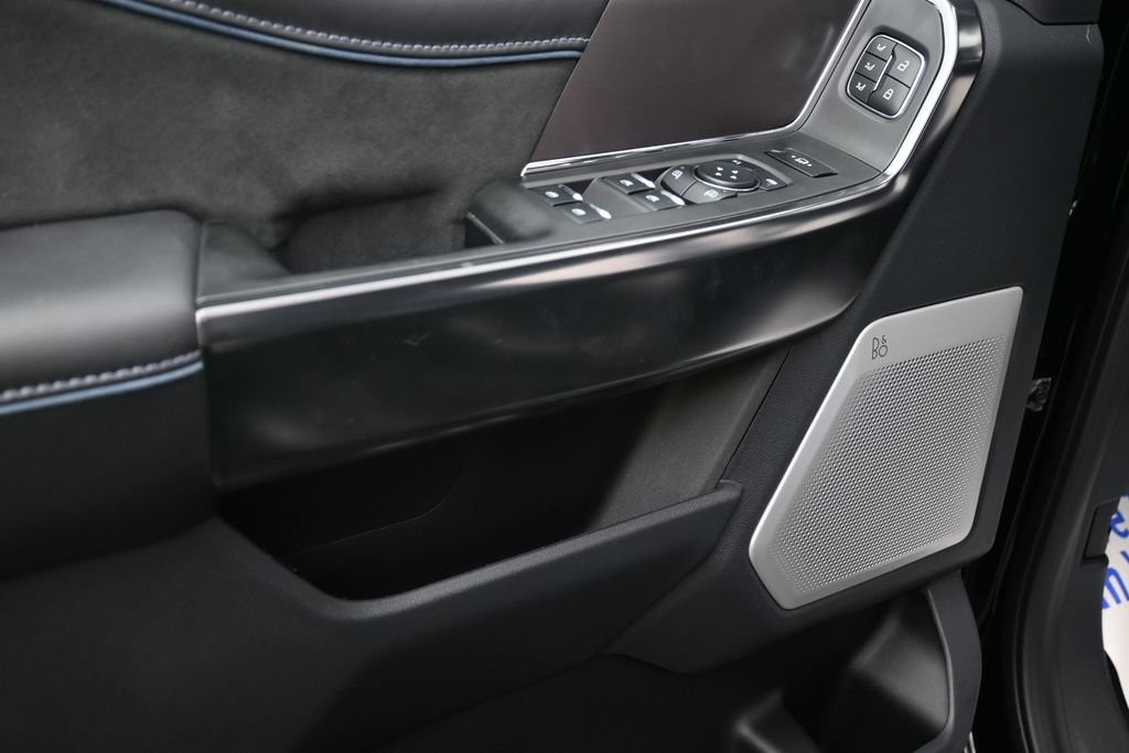 Ford F-250SD Vehicle Full-screen Gallery Image 17