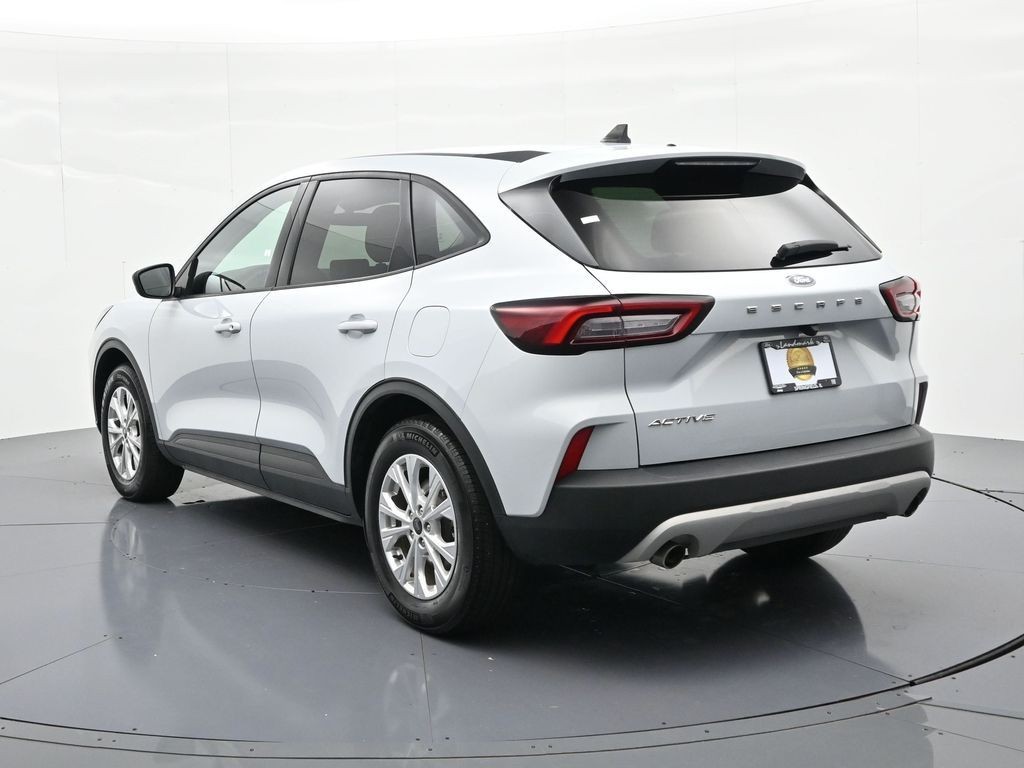 Ford Escape Vehicle Full-screen Gallery Image 8