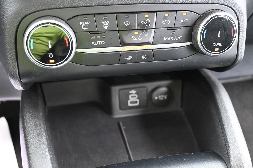 Ford Escape Vehicle Full-screen Gallery Image 13