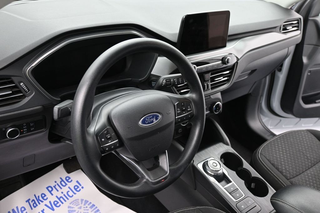 Ford Escape Vehicle Full-screen Gallery Image 16
