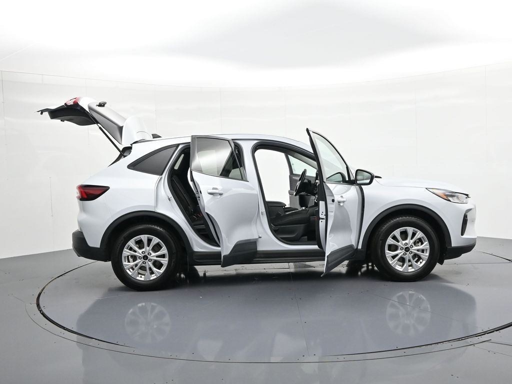 Ford Escape Vehicle Full-screen Gallery Image 25