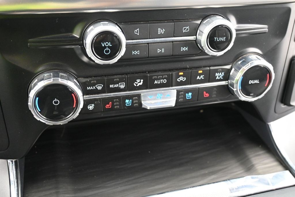 Ford F-150 Vehicle Full-screen Gallery Image 12