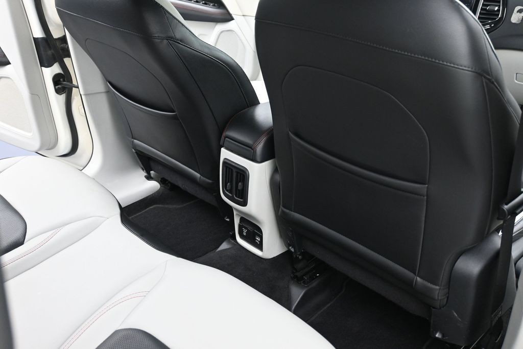 Jeep Compass Vehicle Full-screen Gallery Image 10