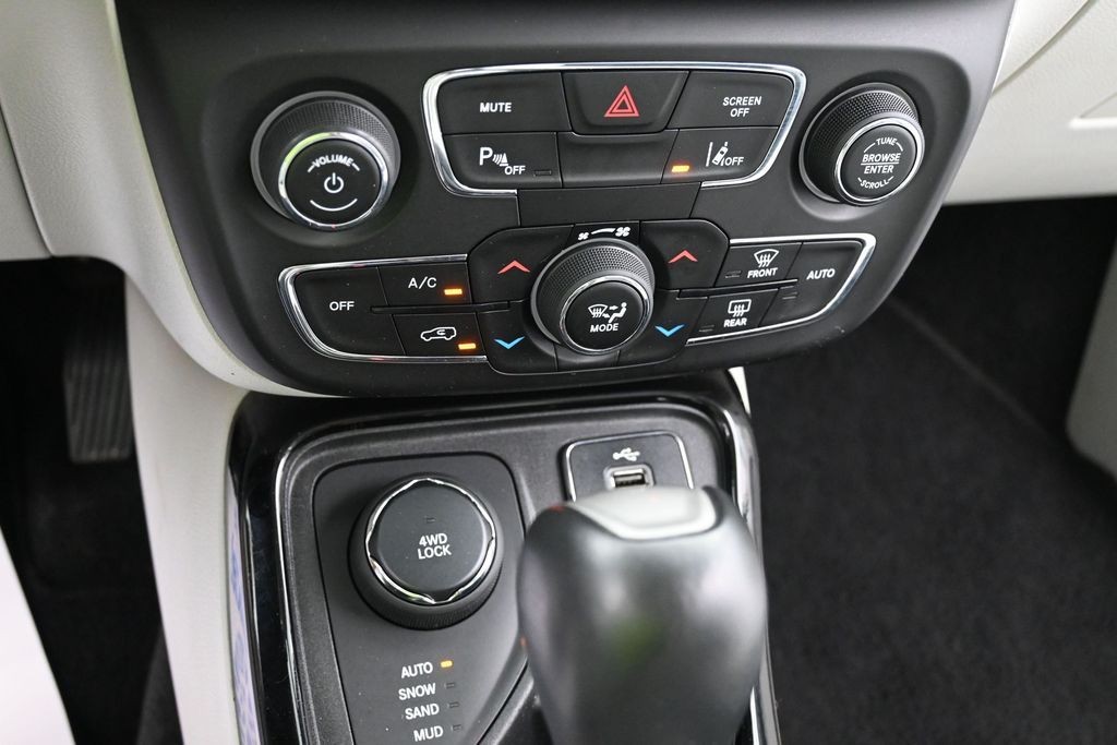 Jeep Compass Vehicle Full-screen Gallery Image 11