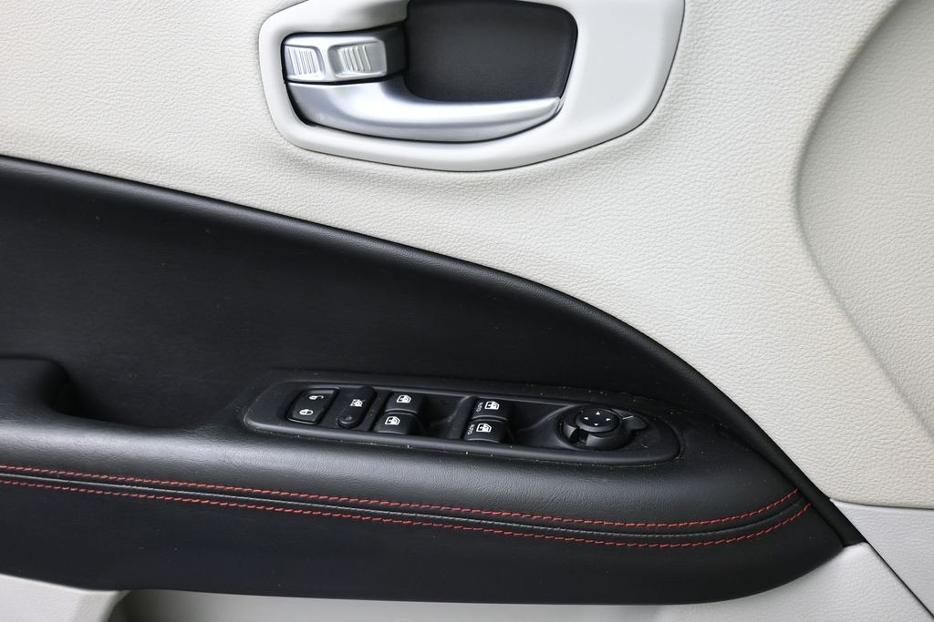 Jeep Compass Vehicle Full-screen Gallery Image 16