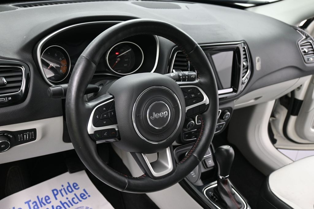 Jeep Compass Vehicle Full-screen Gallery Image 17