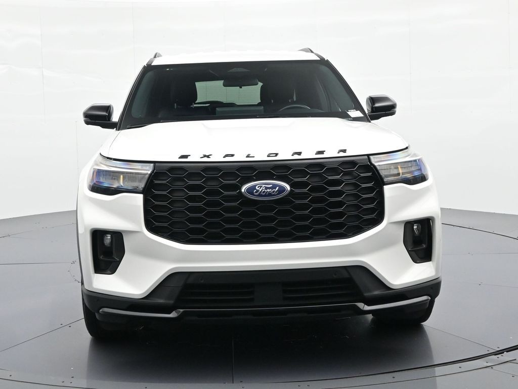 Ford Explorer Vehicle Full-screen Gallery Image 3