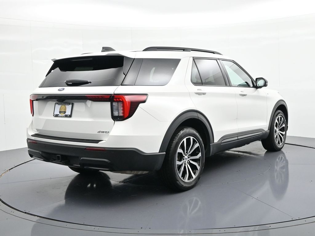 Ford Explorer Vehicle Full-screen Gallery Image 6