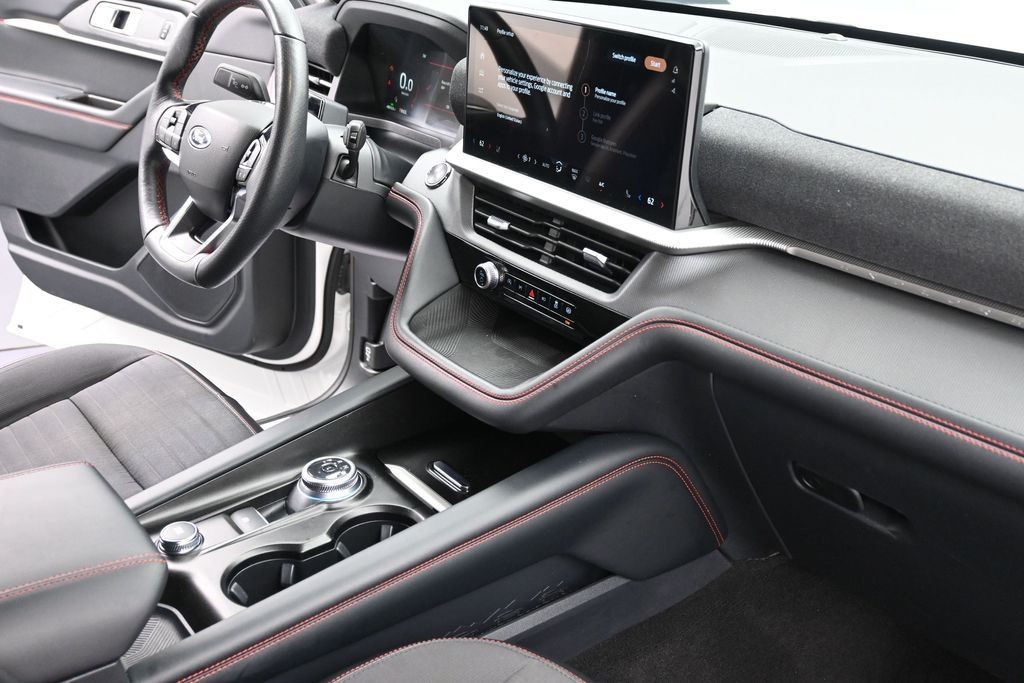 Ford Explorer Vehicle Full-screen Gallery Image 10