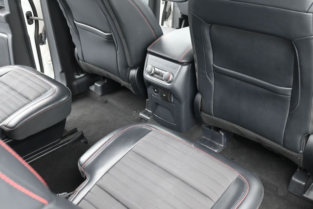 Ford Explorer Vehicle Full-screen Gallery Image 11
