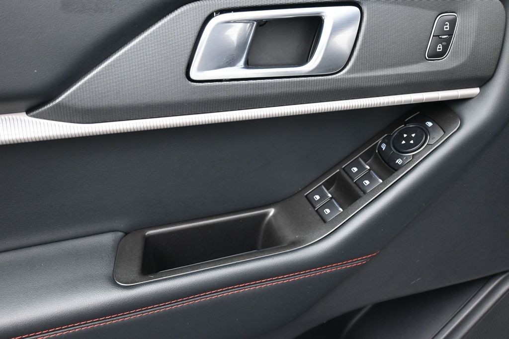 Ford Explorer Vehicle Full-screen Gallery Image 13