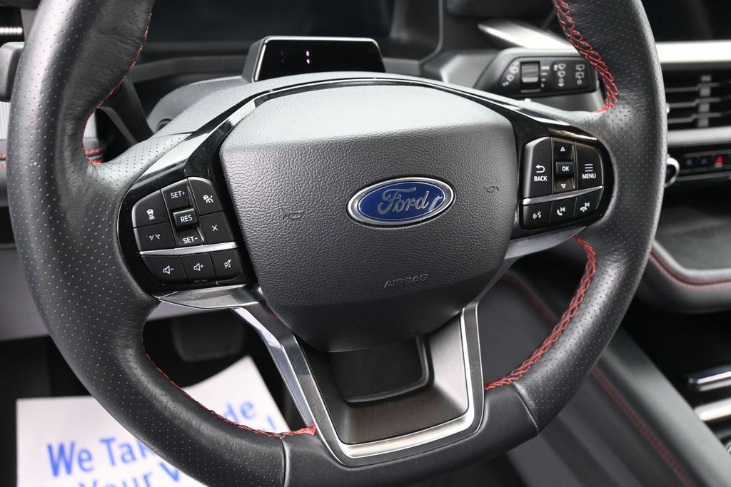 Ford Explorer Vehicle Full-screen Gallery Image 16