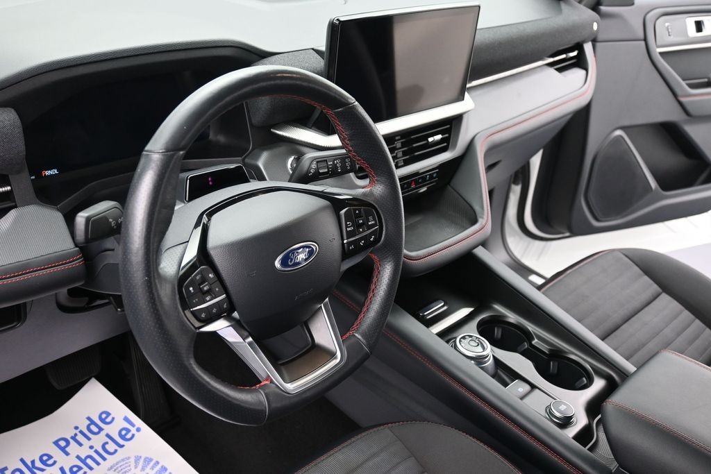 Ford Explorer Vehicle Full-screen Gallery Image 17