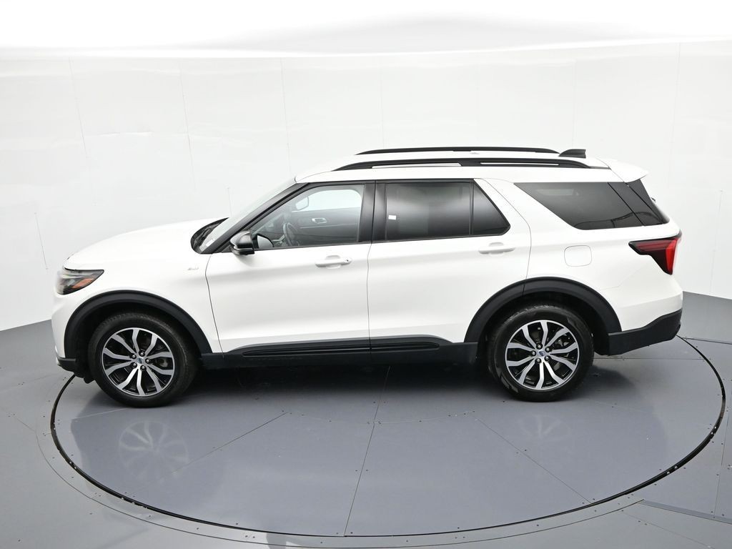 Ford Explorer Vehicle Full-screen Gallery Image 21