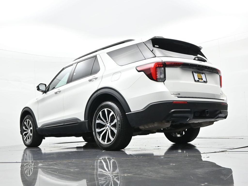 Ford Explorer Vehicle Full-screen Gallery Image 22
