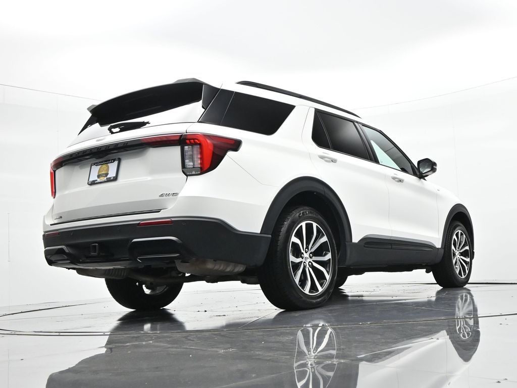 Ford Explorer Vehicle Full-screen Gallery Image 24