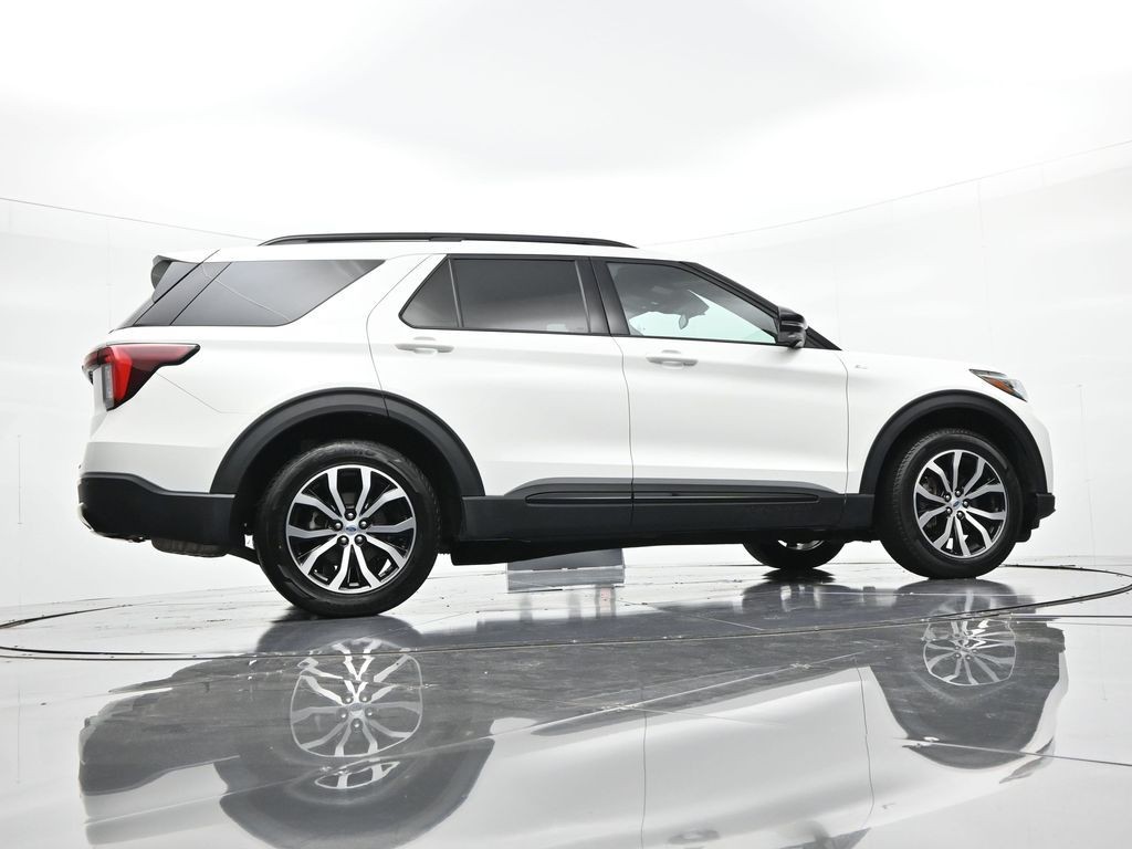 Ford Explorer Vehicle Full-screen Gallery Image 25