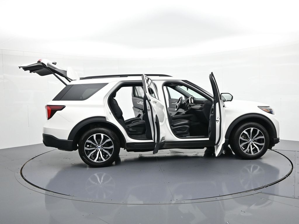 Ford Explorer Vehicle Full-screen Gallery Image 26