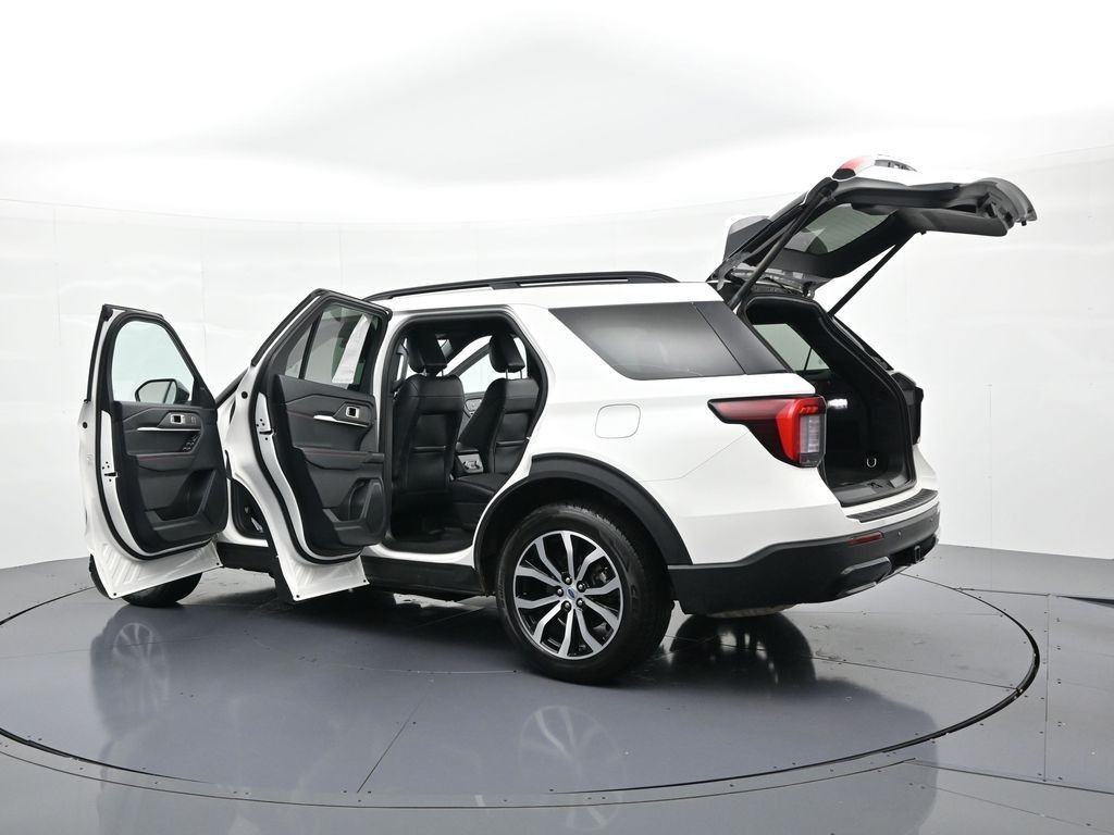 Ford Explorer Vehicle Full-screen Gallery Image 27