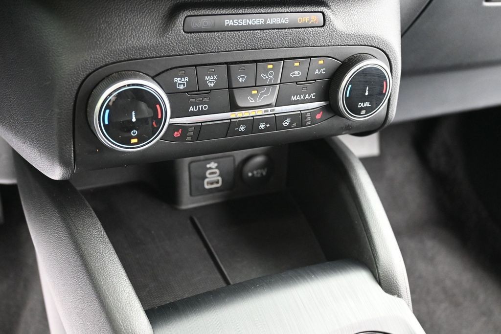 Ford Escape Vehicle Full-screen Gallery Image 11