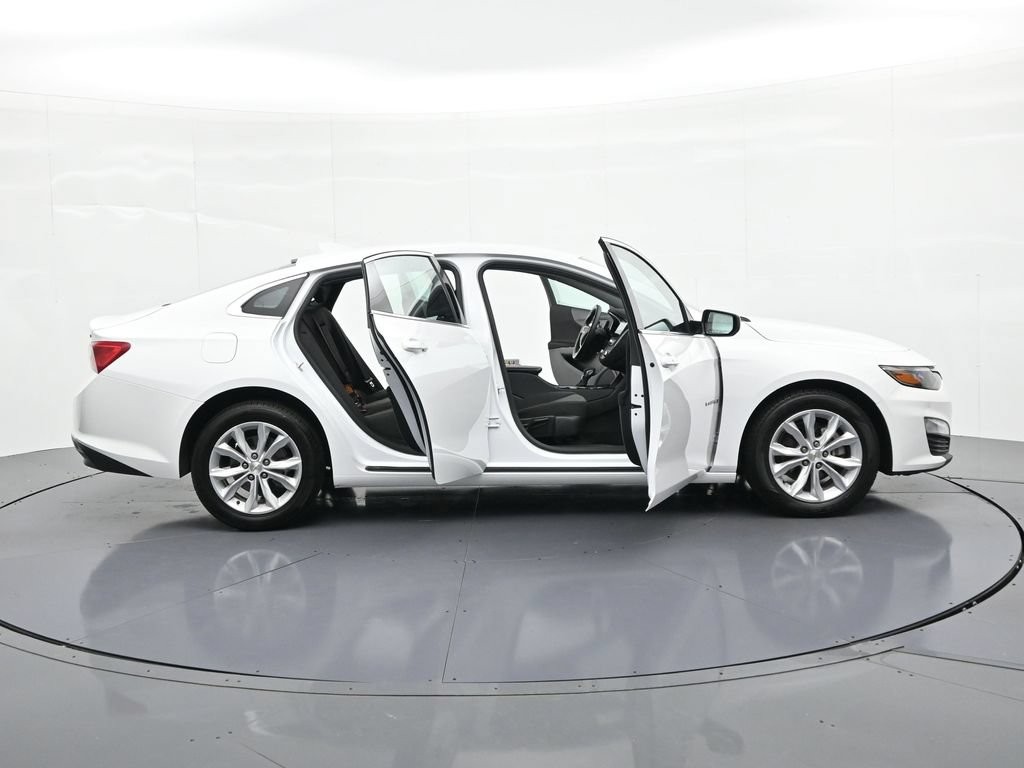 Chevrolet Malibu Vehicle Full-screen Gallery Image 23