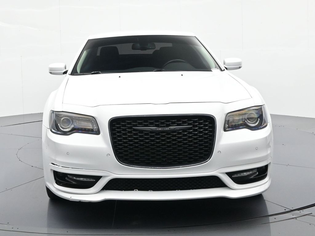 Chrysler 300 Vehicle Full-screen Gallery Image 3