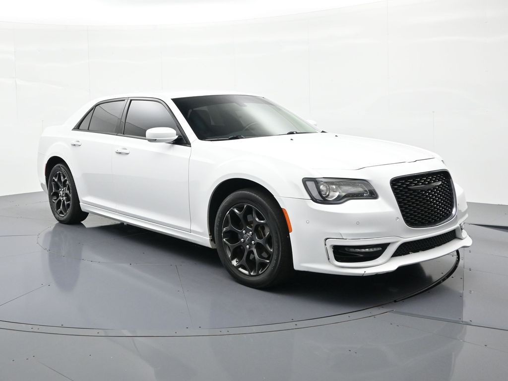 Chrysler 300 Vehicle Full-screen Gallery Image 4