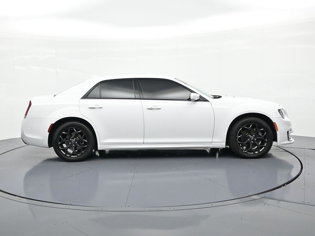 Chrysler 300 Vehicle Full-screen Gallery Image 5