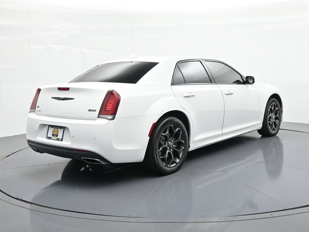 Chrysler 300 Vehicle Full-screen Gallery Image 6