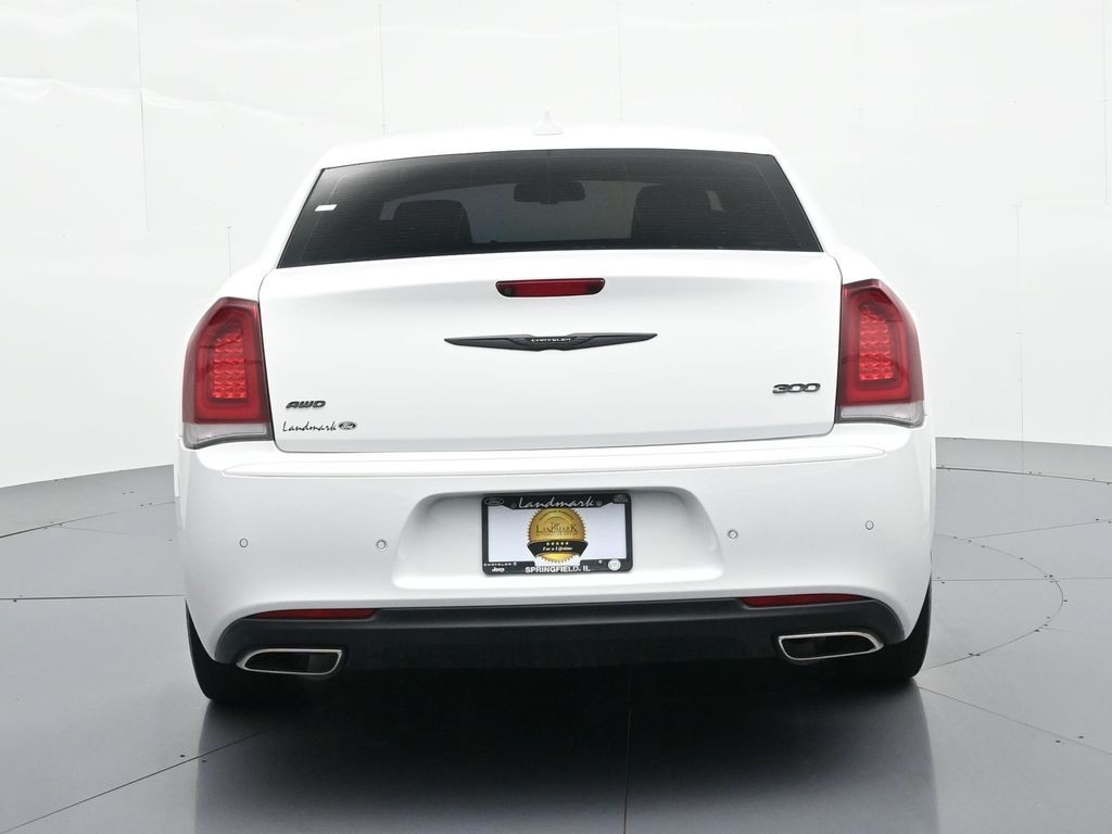 Chrysler 300 Vehicle Full-screen Gallery Image 7