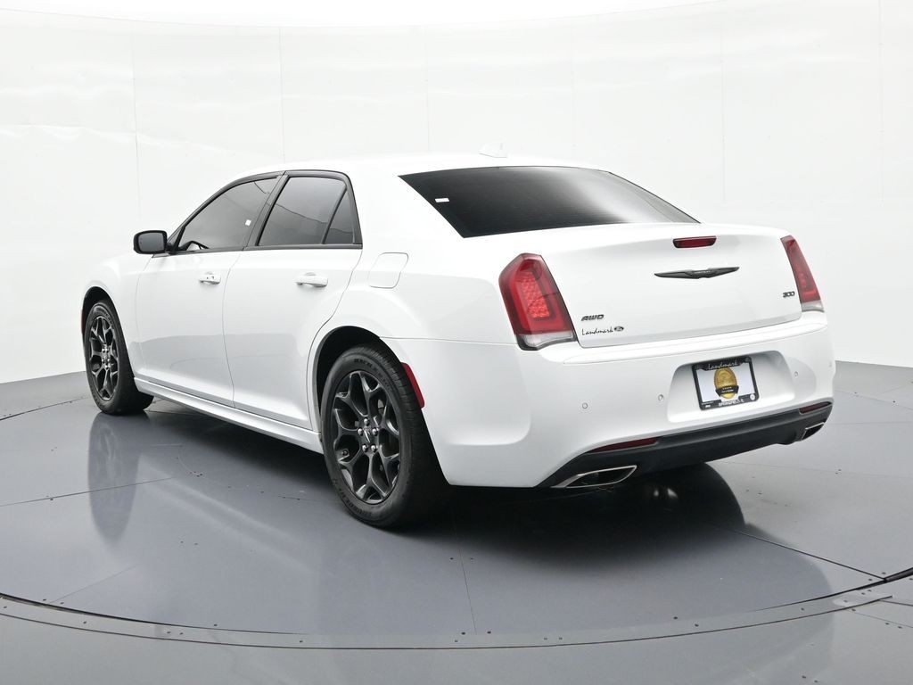Chrysler 300 Vehicle Full-screen Gallery Image 8