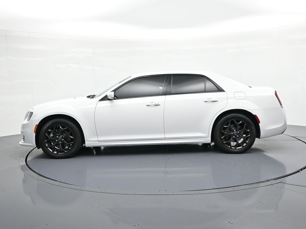 Chrysler 300 Vehicle Full-screen Gallery Image 9