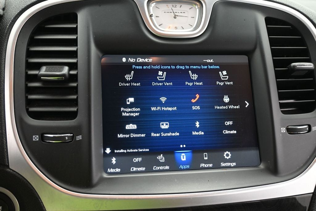 Chrysler 300 Vehicle Full-screen Gallery Image 10