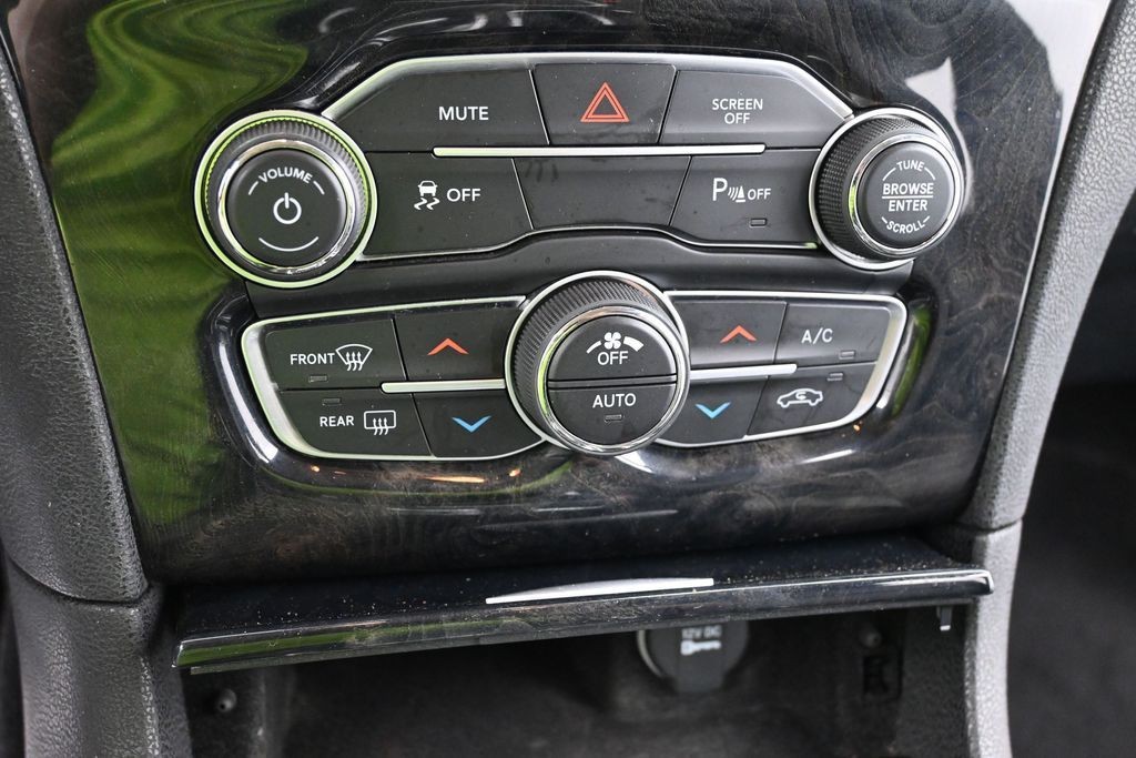 Chrysler 300 Vehicle Full-screen Gallery Image 11