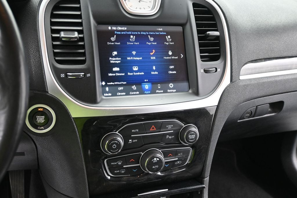 Chrysler 300 Vehicle Full-screen Gallery Image 12