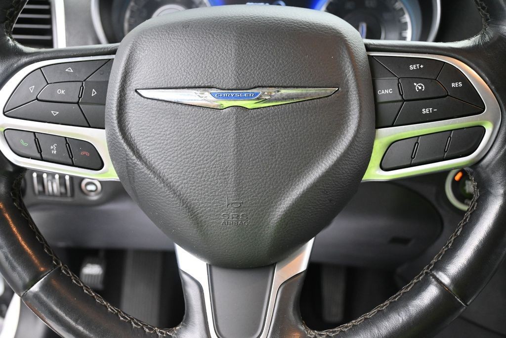 Chrysler 300 Vehicle Full-screen Gallery Image 13