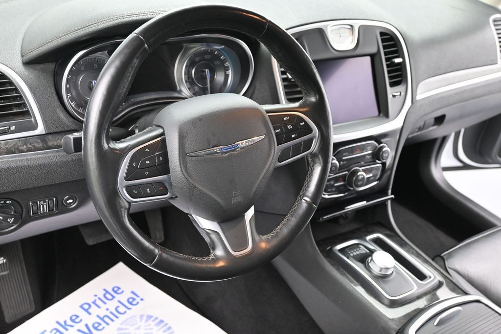 Chrysler 300 Vehicle Full-screen Gallery Image 14