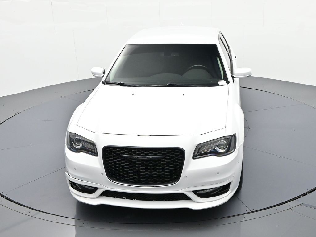 Chrysler 300 Vehicle Full-screen Gallery Image 16