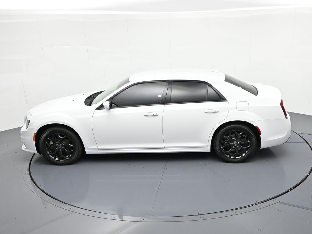Chrysler 300 Vehicle Full-screen Gallery Image 18
