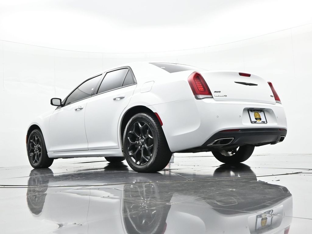 Chrysler 300 Vehicle Full-screen Gallery Image 19