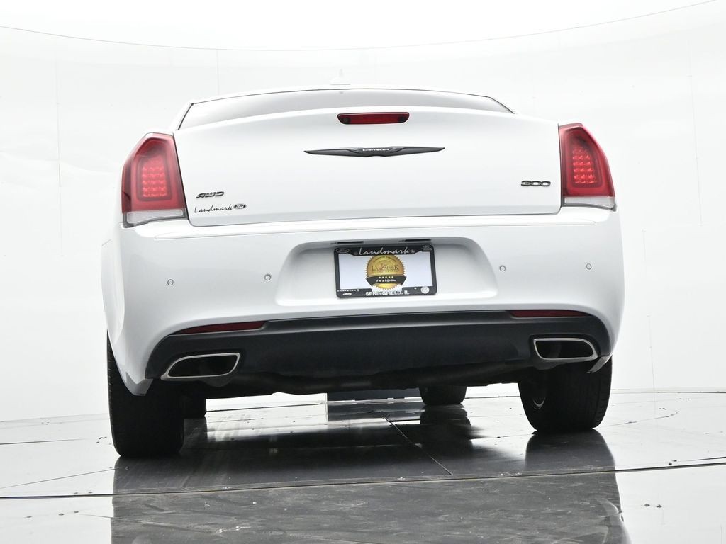 Chrysler 300 Vehicle Full-screen Gallery Image 20